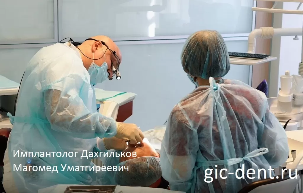 Магомед Уматгиреевич проводит обследование пациента после имплантации зубов
